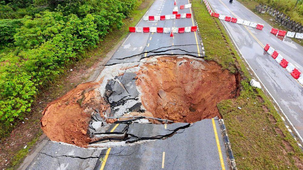 Image from: Eight-metre deep sinkhole: Gua Musang-Kota Bharu road closed
