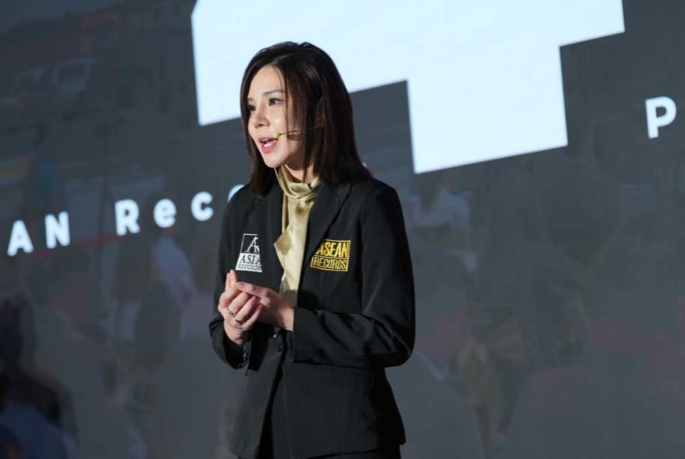 Image from: 205 records celebrated at ASEAN Records, ASIA Records gala night