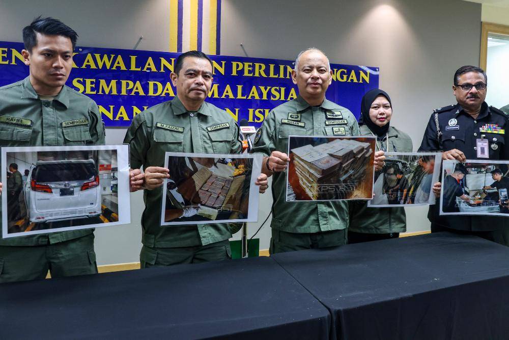 Image from: AKPS detains couple with nearly RM3 million in undeclared cash to Singapore