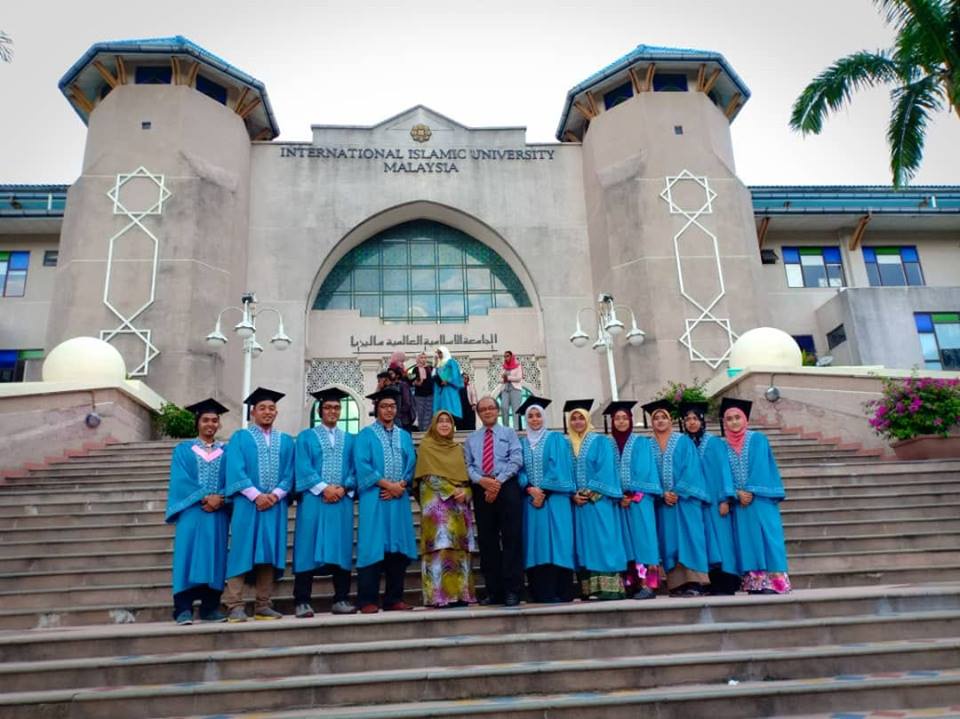 Image from: Bapa, Anak Kongsi Satu Pentas Bersama Genggam PhD