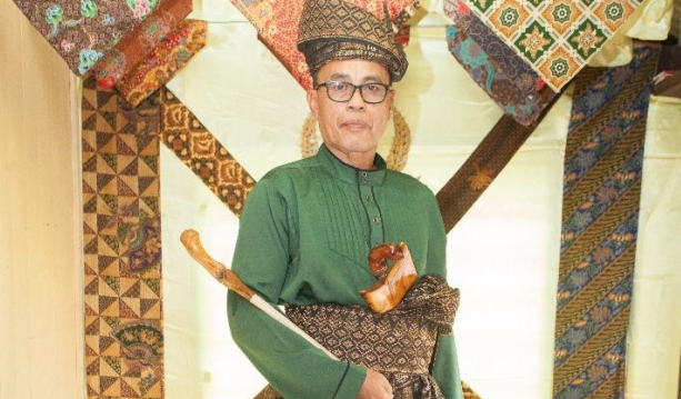 Image from: Tuanku Muhriz Berangkat Tunai Solat Jumaat Di Masjid Kariah Gunung Pasir, Seri Menanti