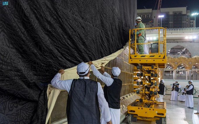 Image from: Kiswah Kaabah Bertukar Baharu, Beruntung Jemaah Dapat Saksikan Depan Mata