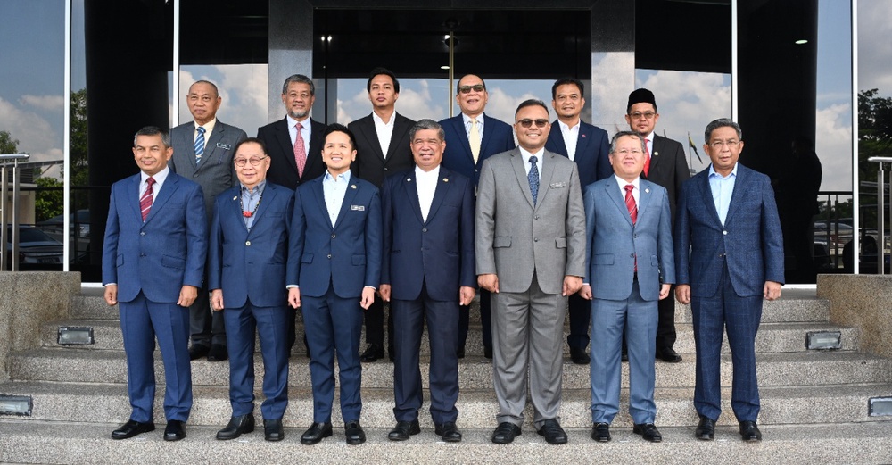 Image from: Istiadat Angkat Sumpah EXCO Johor Ditangguh Ke Esok