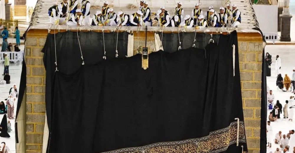 Image from: Kiswah Kaabah Bertukar Baharu, Beruntung Jemaah Dapat Saksikan Depan Mata