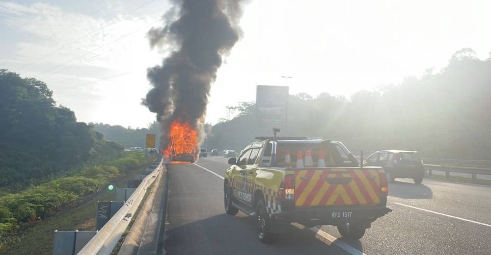 Image from: 17 Penumpang Selamat, Bas Ekspres Terbakar Selepas Kemalangan Di Lebuhraya PLUS