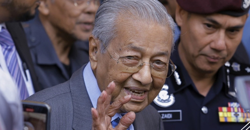 Image from: "Amat Sakit," Tun Mahathir Kongsi Cerita Sebenar Ketika Terjatuh Januari Lalu