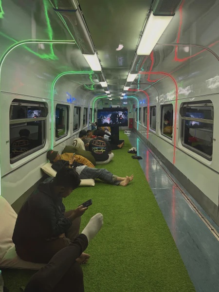 Image from: "Vibe" Raya, Lelaki Kongsi Pengalaman Eksklusif Dalam Gerabak KTM