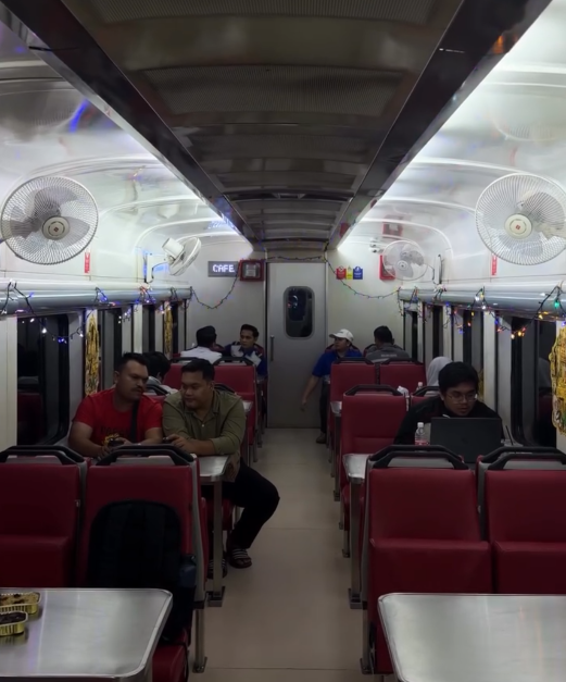 Image from: "Vibe" Raya, Lelaki Kongsi Pengalaman Eksklusif Dalam Gerabak KTM