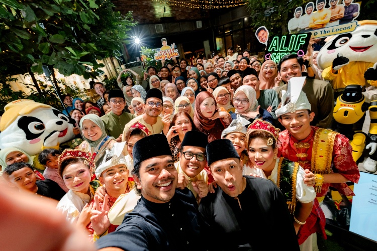 Image from: Alif Satar & The Locos Meriahkan Rumah Terbuka ‘Raya Sama Sama’ MR D.I.Y.
