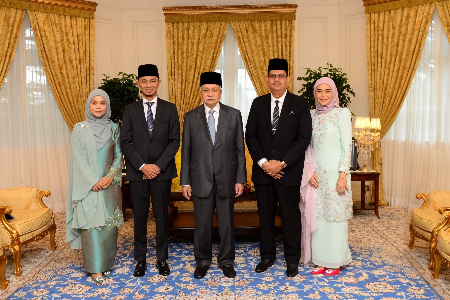 Image from: Bayar Zakat RM1.8 Juta, Disebalik Fenomena Anggun Cotton Collection, Tersimpan Strategi "Basic" Tapi Jadi