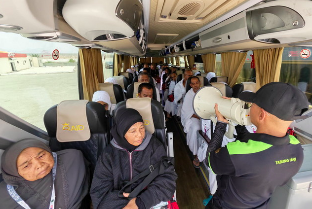Image from: Petugas TH Jadi "Nadi Senyap" Perjalanan 440 Km Jemaah Haji
