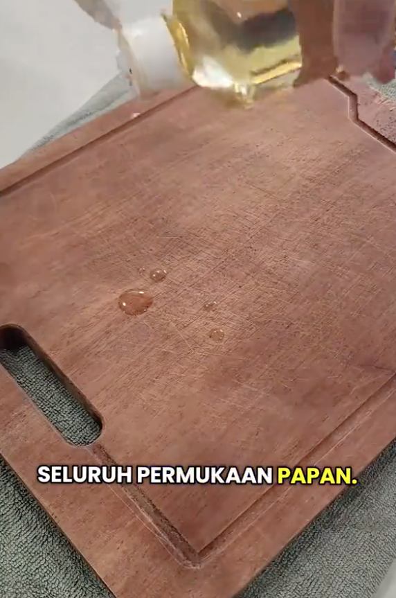 Image from: Bukan Basuh Biasa Je, Ini Cara Betul Bersihkan Papan Pemotong Kayu