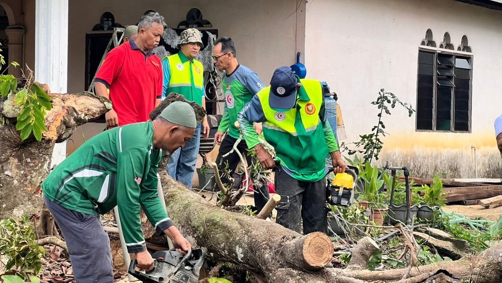 Image from: Hampir 150 Rumah Rosak Akibat Ribut, Mangsa Terima Bantuan Segera
