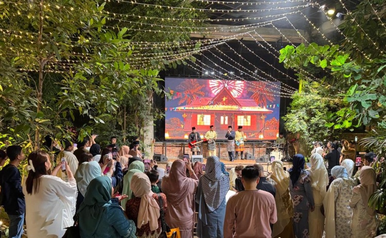 Image from: Alif Satar & The Locos Meriahkan Rumah Terbuka ‘Raya Sama Sama’ MR D.I.Y.