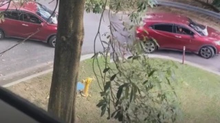 Image from: Tak Mahu Anak Basah Kena Hujan, Ibu Bapa Gabung Payung Iring Naik Bas