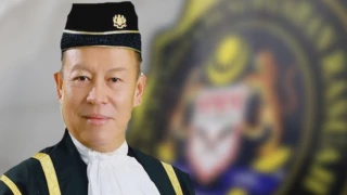 Image from: Azam Baki Zahirkan Penghargaan Ketuai SPRM Enam Tahun