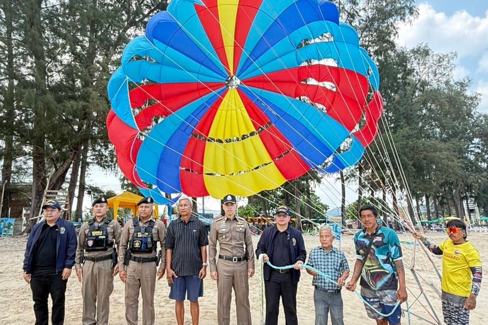 Image from: Baru Nak Terbang Layan "View" Laut, Pelancong Terjatuh Lepas Kabel Parasailing Putus