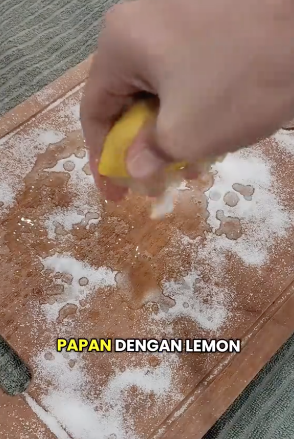 Image from: Bukan Basuh Biasa Je, Ini Cara Betul Bersihkan Papan Pemotong Kayu