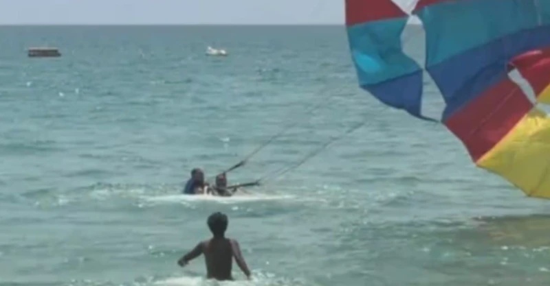 Image from: Tali Putus Terkena Kipas Bot, Pelancong Jatuh Ke Laut Ketika Parasailing