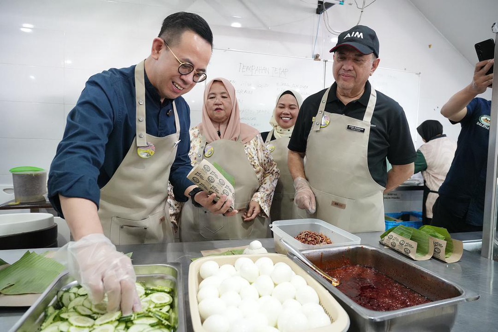 15,000 BUNGKUS NASI LEMAK SEHARI