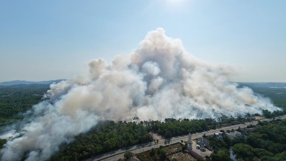 Image from: Kebakaran Hutan Di Dungun, Wanita Kongsi Keadaan Sekitar Rumah Diselubungi Asap