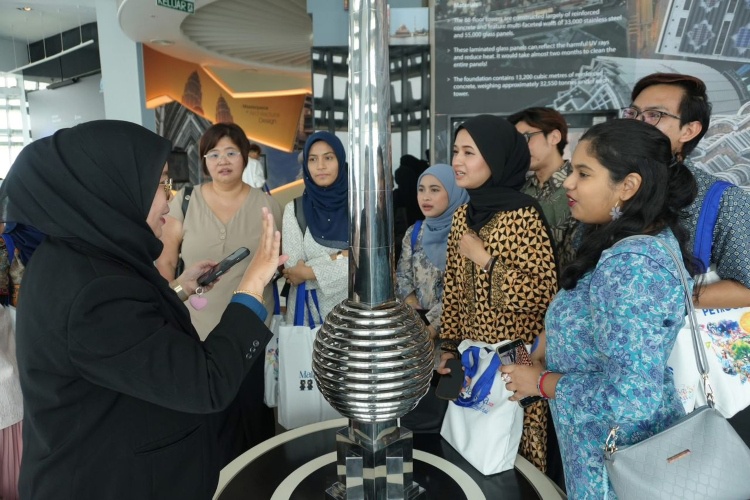 Image from: Petrosains Anjur Sesi Bersama Urus Media, Menampilkan Sains Imersif & SkyXperience