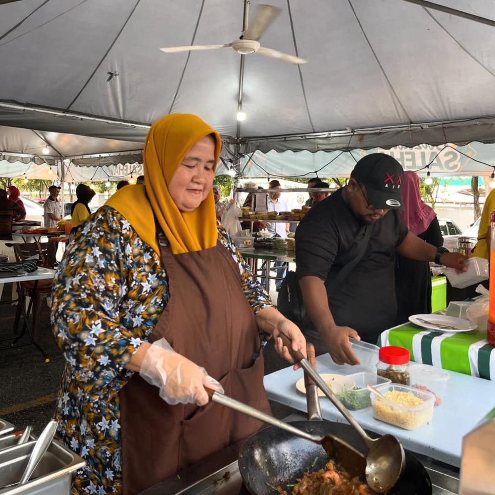 Image from: Dulu Niaga Bawah Payung Je, Hasil Usaha 15 Tahun Kini Akak Ini Jual 15,000 Bungkus Nasi Lemak Sehari