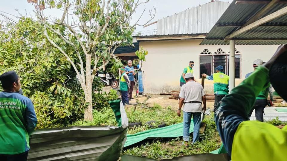 Image from: Hampir 150 Rumah Rosak Akibat Ribut, Mangsa Terima Bantuan Segera