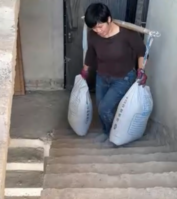 Image from: Ibu Tunggal Kerja Buruh Binaan, Angkat Beg Simen Selama 16 Tahun Demi Anak