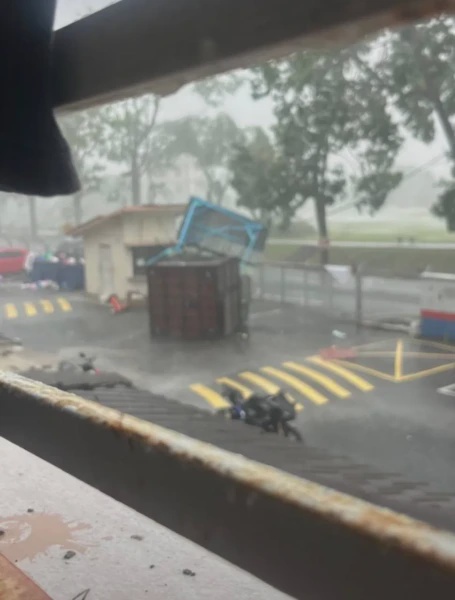 Image from: Ribut Kuat Landa Sekitar UiTM Lendu, Motor Tumbang & Kereta Dihempap Pokok
