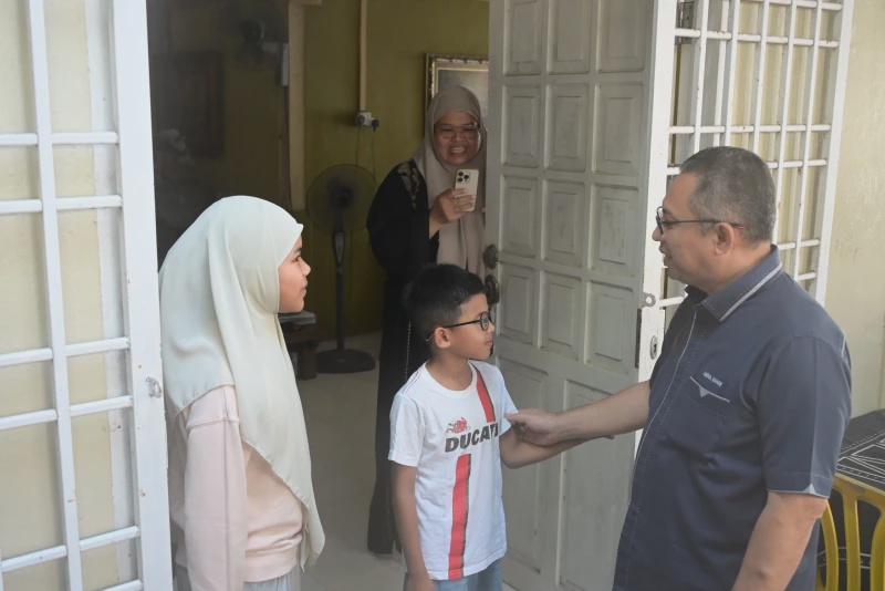 Image from: PM Anwar Santuni Dua Beradik Hulur Duit Raya, Zahir Penghargaan Atas Keikhlasan