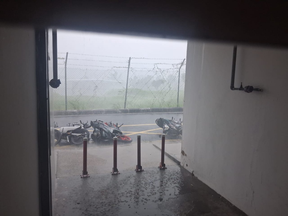 Image from: Ribut Kuat Landa Sekitar UiTM Lendu, Motor Tumbang & Kereta Dihempap Pokok