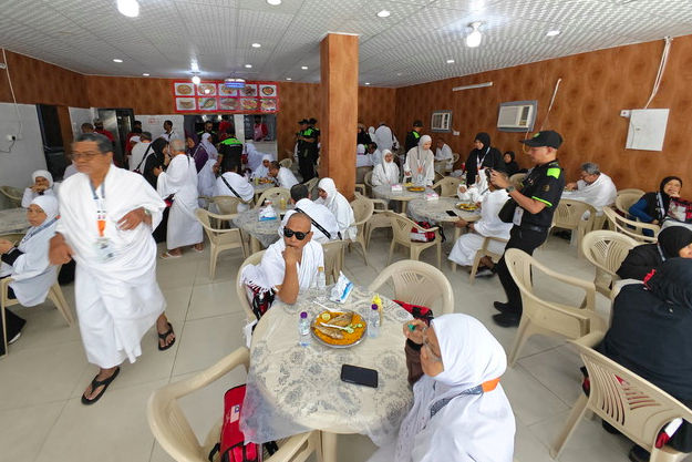 Image from: Petugas TH Jadi "Nadi Senyap" Perjalanan 440 Km Jemaah Haji