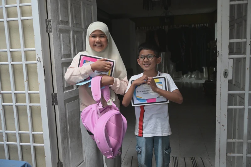 Image from: PM Anwar Santuni Dua Beradik Hulur Duit Raya, Zahir Penghargaan Atas Keikhlasan