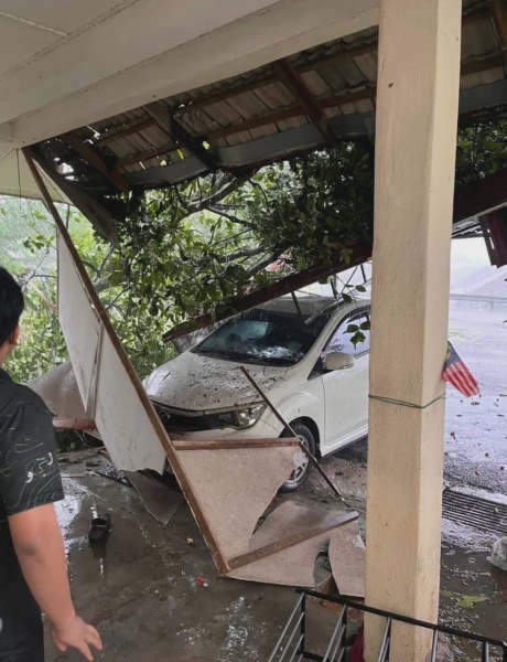 Image from: Ribut Kuat Landa Sekitar UiTM Lendu, Motor Tumbang & Kereta Dihempap Pokok