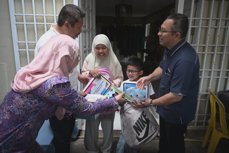 Image from: PM Anwar Santuni Dua Beradik Hulur Duit Raya, Zahir Penghargaan Atas Keikhlasan
