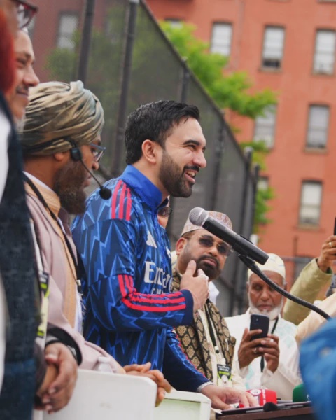 Image from: Zohran Kongsi Suasana Aidiladha Di New York, Sekali Baju Arsenal Pula Jadi Tumpuan