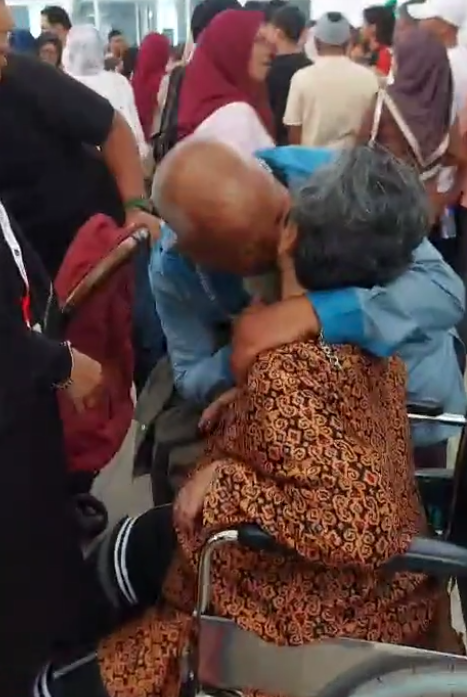 Image from: 38 Tahun Depan Mata, Ibu Bapa Sebak Pertama Kali Berpisah Dengan Anak OKU Demi Haji