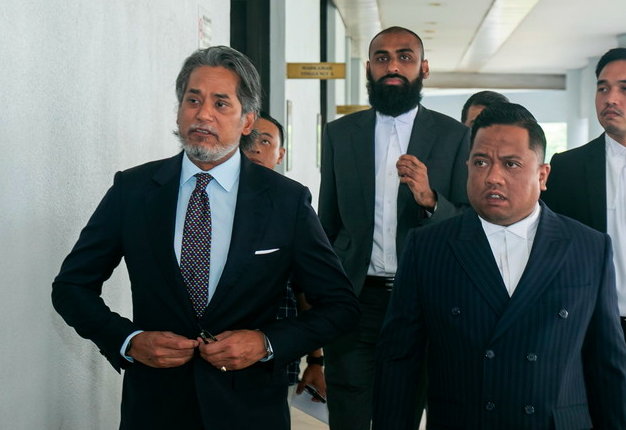 Image from: Saman Fitnah: Jamal Yunos Minta Maaf Kepada Khairy, Kes Selesai
