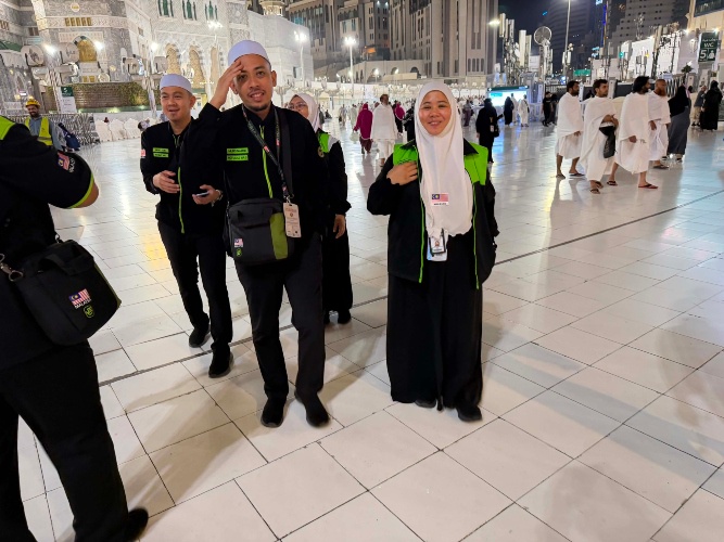 Image from: Pasukan Semut Hitam "Frontliner" Jemaah, Ini Peranan Mereka Yang Ramai Tak Tahu