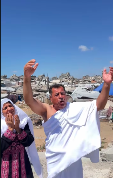 Image from: Tak Dapat Ke Tanah Suci, Penduduk Gaza Pakai Ihram & Bertalbiah Di Sebalik Runtuhan