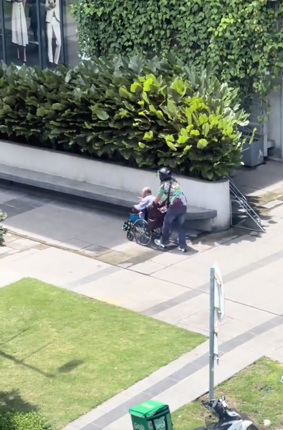Image from: Dalam Sibuk Cari Rezeki, 'Abang Rider' Sanggup Berhenti Tepi Jalan Bantu Lelaki OKU