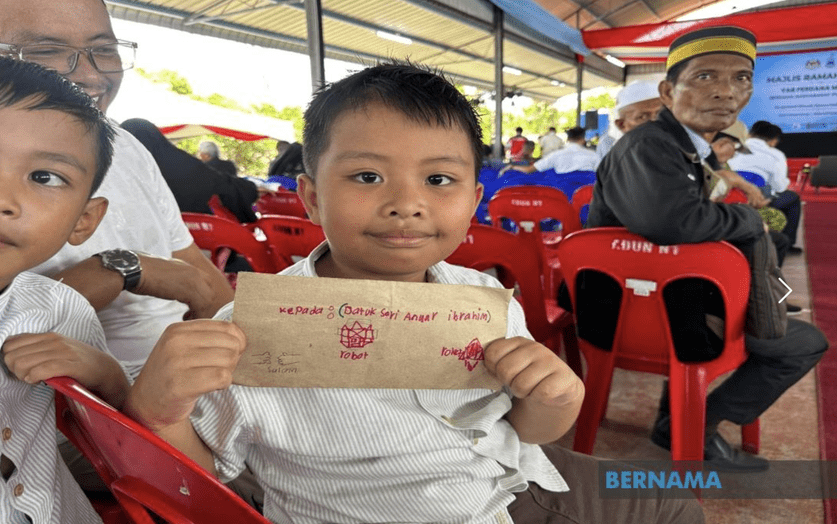 Image from: Anwar Ucap Selamat Hari Jadi, Janji Balas Surat Murid Lapan Tahun Diejek Nak Jadi PM