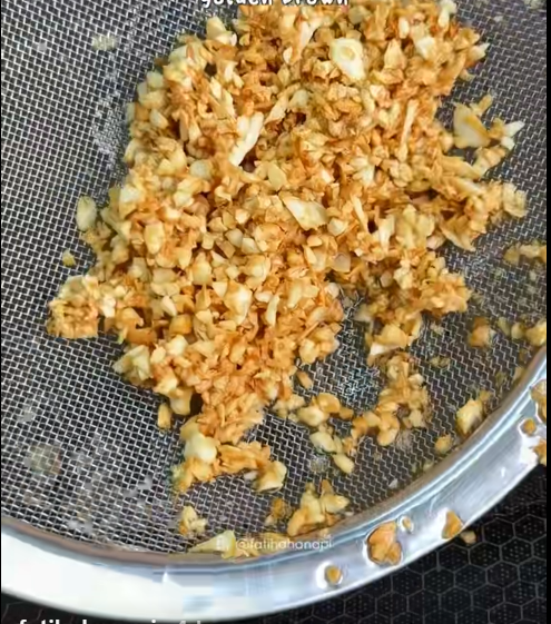 Image from: Asyik Sup & Goreng Kunyit Je, Cuba Resipi Daging Goreng Bawang Putih Ini