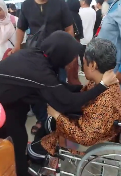 Image from: 38 Tahun Depan Mata, Ibu Bapa Sebak Pertama Kali Berpisah Dengan Anak OKU Demi Haji