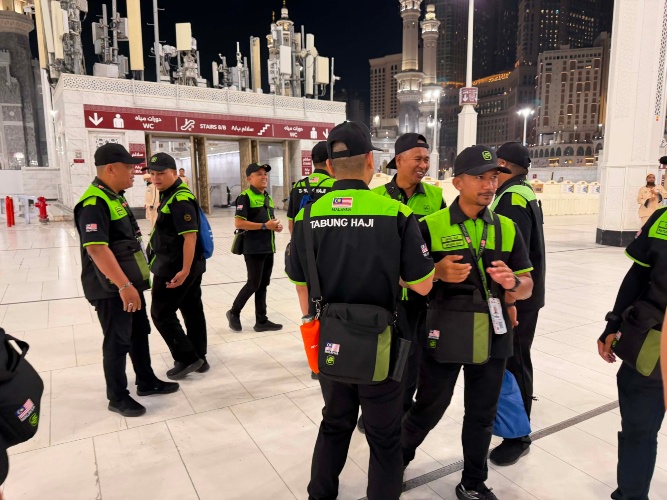 Image from: Pasukan Semut Hitam "Frontliner" Jemaah, Ini Peranan Mereka Yang Ramai Tak Tahu
