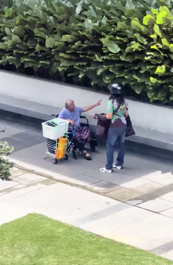 Image from: Dalam Sibuk Cari Rezeki, 'Abang Rider' Sanggup Berhenti Tepi Jalan Bantu Lelaki OKU