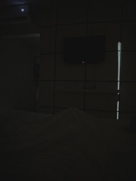 Image from: Rasa 'Sesuatu' Memerhati, Individu Terakam Makhluk Berambut Panjang Dalam Bilik Hotel