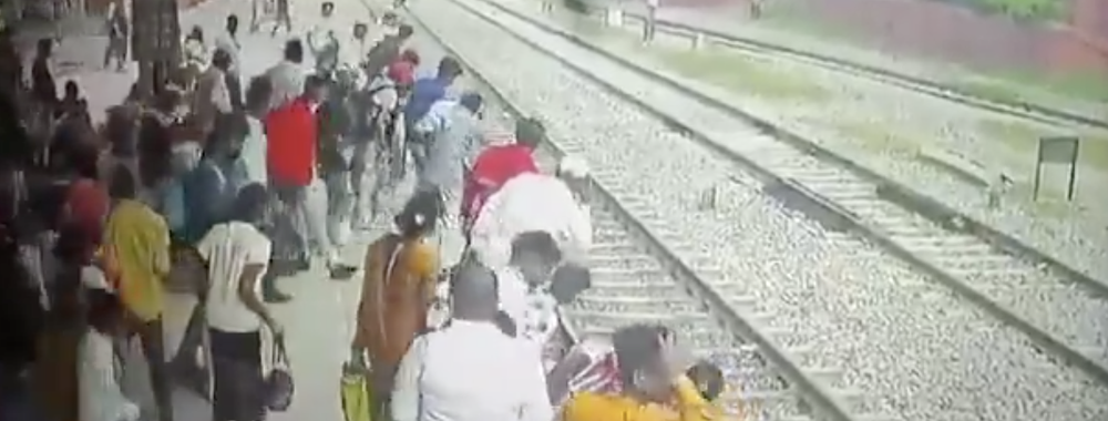 Image from: Dua Wanita Maut Digilis Kereta Api Ketika Lintas Landasan
