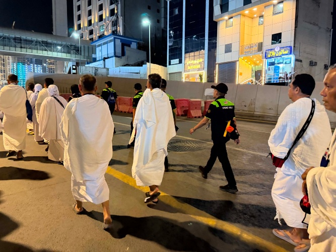 Image from: Pasukan Semut Hitam "Frontliner" Jemaah, Ini Peranan Mereka Yang Ramai Tak Tahu